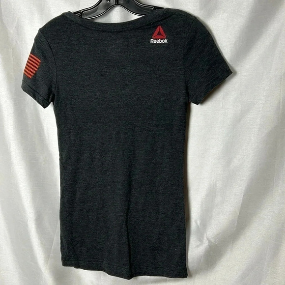 Reebok T shirt XS ,grey CROSSFIT. ,logo ,scoop neck ,cap sleeve, fittted, NWT - Picture 4 of 9